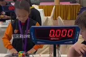 中国6岁女孩打破魔方世界记录，成为世界上唯一一个平均6秒以内的女子选手图片