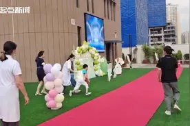 开学第一天 幼儿园萌娃花式哭闹现场图片