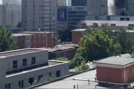 现场视频！天津市一栋大厦发生火情 附近居民：听到一声巨响图片