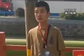 17岁脑瘫儿子摆摊卖爆米花，妈妈塞给路人钱暗中支持“他站在那儿就已经成功了”图片