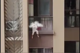 危险！幼童找不到妈妈翻窗坐23楼窗外栏杆上图片