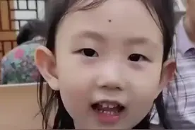 上海海滩走失4岁女童父亲深夜发布多张女儿失踪前照片，请求网友继续提供线索图片