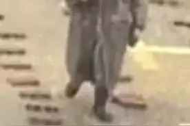 暴雨天雨水漫住了学生下课的路，老爷爷拉来一车砖块，细心为学生铺出了一条“坦途”图片