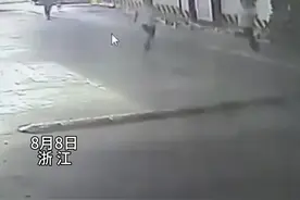 危险！2男孩在车库追逐跑跳，被小轿车撞倒碾压图片