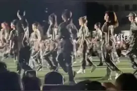 活力四射！高校军训联欢晚会现场，同学们带来各类舞蹈节目，燃爆全场图片