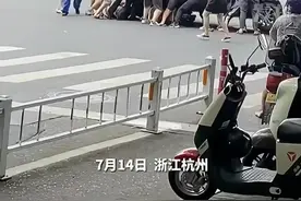 1、2、3！杭州街头这一幕暖心……图片