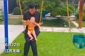 危险！老人抱小婴儿荡秋千不慎后仰摔倒图片