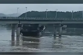 江西鄱阳一货轮撞上大桥 当地应急局：是废弃船只，无人员伤亡图片