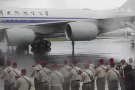 新华社快讯｜马克龙夫妇在法国塔布为习近平主席举行送行仪式图片