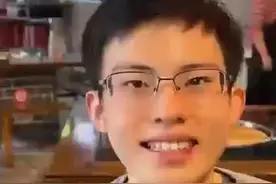 孤独症男孩领到工资请全家吃饭图片