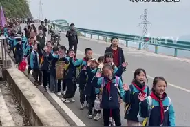 小学生背着锅碗瓢盆徒步去野炊图片
