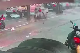 暴雨使电动三轮短路变“无人驾驶”冲出路面图片