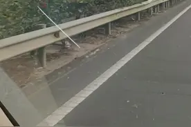 海三高速公路第一次看到堵车这么长的，在这新年的第一天。图片