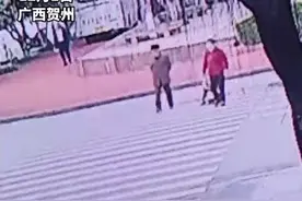 大意！老人带小孩过马路，不料小孩从车上掉落竟没发现图片