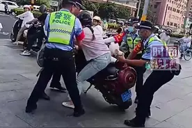暴力执法！女子闯红灯不接受处罚被交警拽下电动车图片