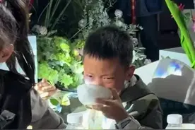 姐姐结婚俩弟弟表现反差极大：一个泪洒现场，一个全程淡定图片