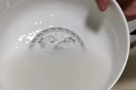 有荨麻疹的朋友可试试米汤。图片