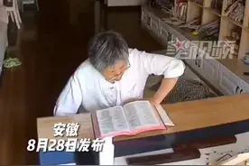 家长在看书，孩子睡醒后很自然地去拿书，一切都在潜移默化中！图片