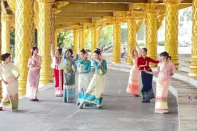 傣族妹妹跳傣舞，风清月明的西双版纳。图片