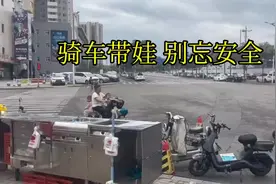 没头盔 装“板凳” 反坐车 家长骑车接送娃 这些举动挺危险图片