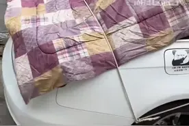 男子提前给车盖被子预防冰雹砸车，下午还被嘲笑 结果晚上真下起了冰雹。当事人：车子完好无损图片