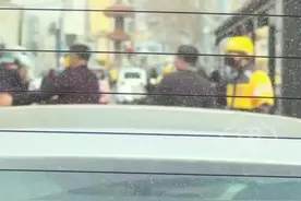 外卖小哥逆势反击，正义一击KO暴力黑衣男图片