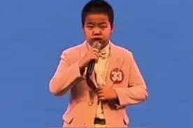 脑瘫男孩在比赛中因紧张摔倒，没有放弃依然保持状态完成比赛，妈妈在台下流着泪记录孩子的勇敢模样图片