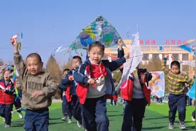 高台县骆驼城镇中心幼儿园成功举办“彩绘风筝 放飞梦想”亲子活动图片