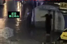雨夜，男孩路边招手，警车路过秒懂，网友：说最严厉的话，做最暖心的事#暖心 正能量视频封面