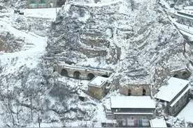 陕北黄土高坡 下雪天可以休息一整天#下雪了 #黄土高原 #陕北风情 #农村雪景 #带你看雪景视频封面