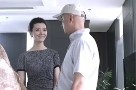 影视：知道女友白富美身份后，小强有些不知所措，那就用钱解决吧视频封面