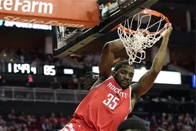 NBA十佳球：两大饼皇暴力虐筐；字母哥脑后长眼图片