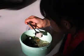 成都七中实验学校校长被解聘，学生无异常，三家长摆拍食材被调查图片